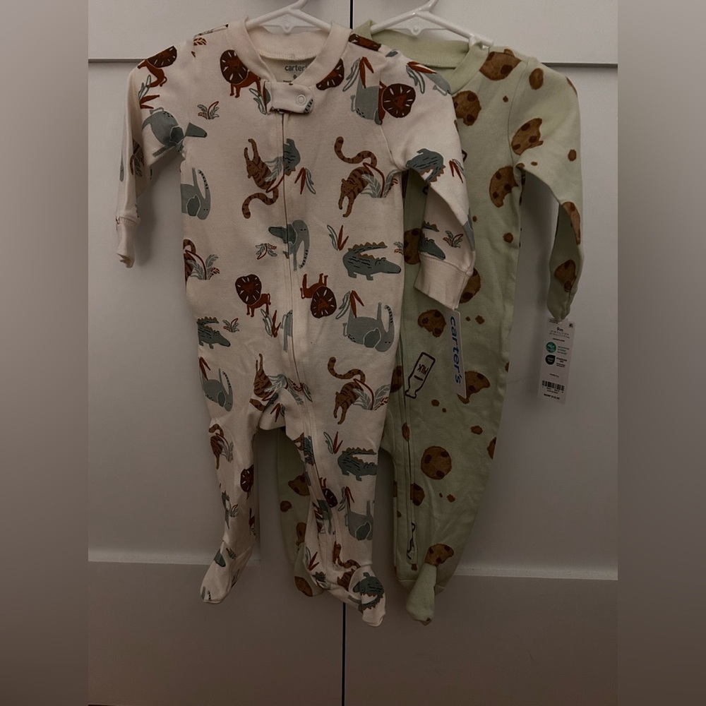New set of 2 Carter's Cream & Green Unisex Prints Footie pajamas size 9 months